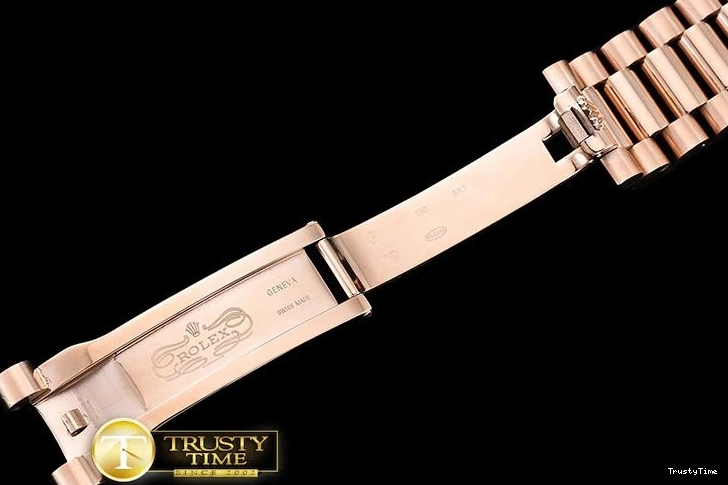 1230 RDD0218A – DayDate 40mm Casual 690